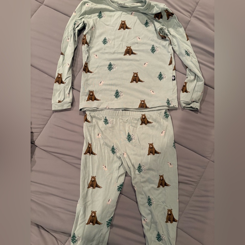 Kyte BABY Green Pajama Set with Bear Print